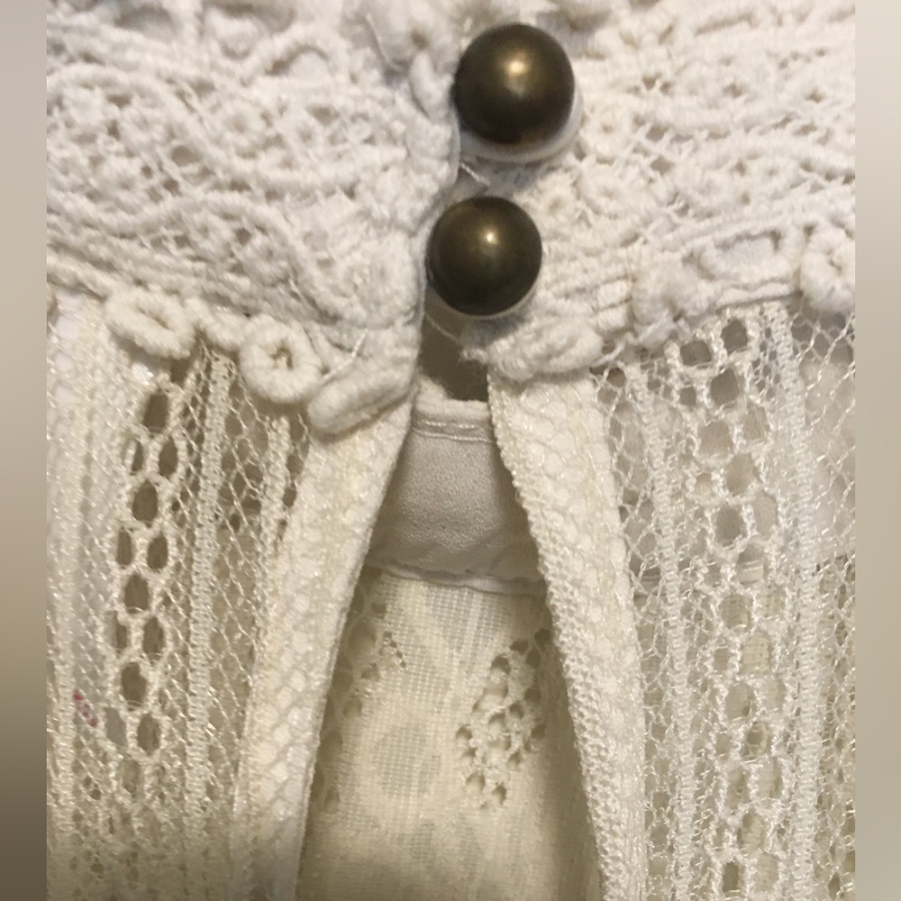 Delicate lace high neck sleeveless blouse - Picture 5 of 5